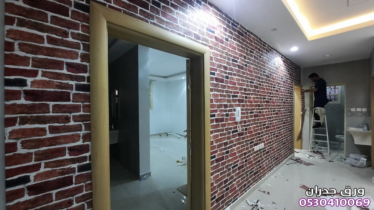 فني تركيب ورق جدران - أفضل تصاميم ورق الجدران بالرياض